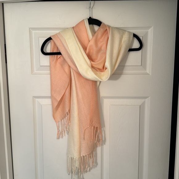 Pashmina 100% peach and crème rectangle wrap with fringe NWT! - Picture 4 of 7